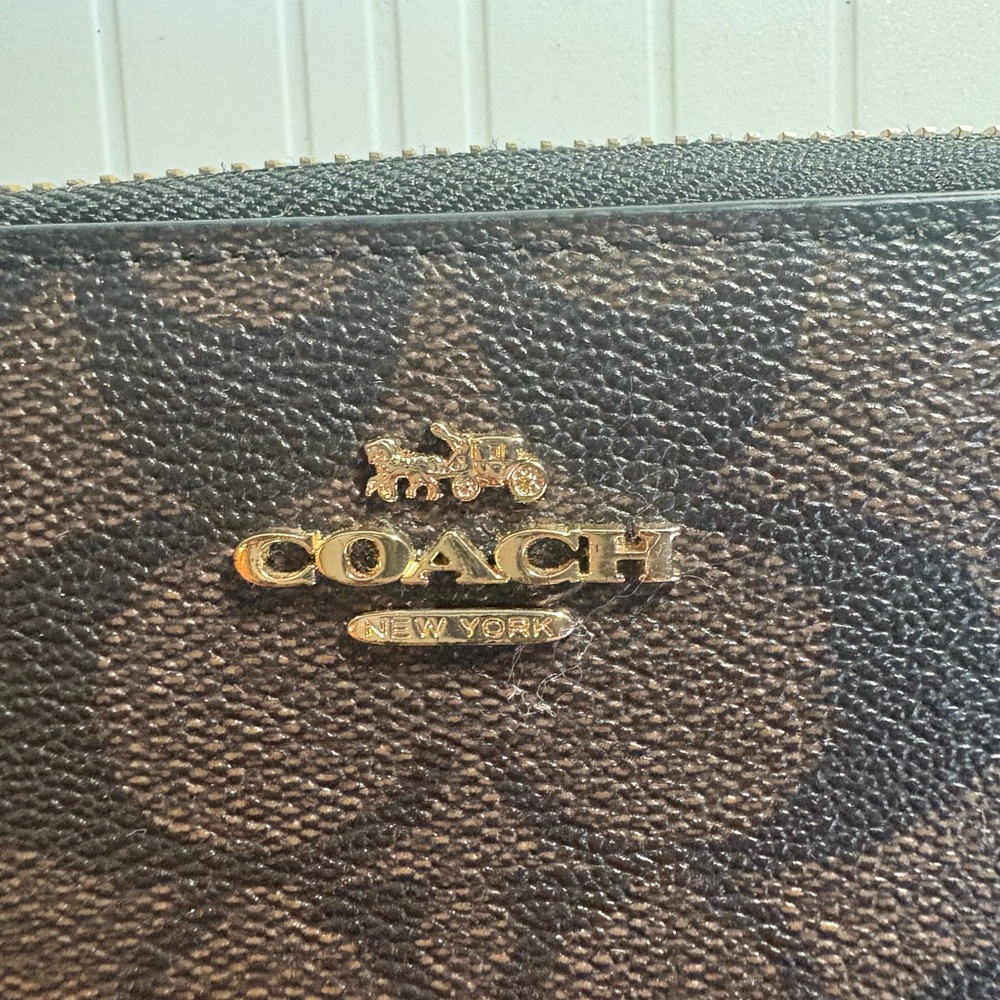 Long zip around wallet in signature canvas - Picture 4 of 9